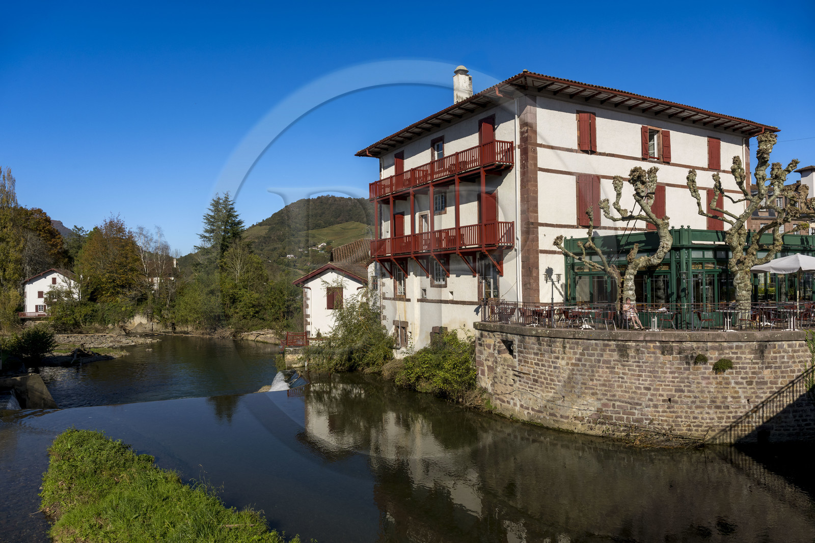 France, Pyrénées-Atlantiques (64), Pays-Basque, Saint-Jean-Pied-de-Port, maisons sur la rivière Nive de Béhérobie