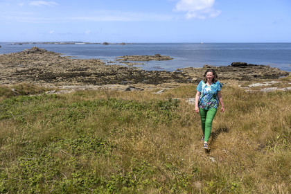 France, Finistère (29), Mer d'Iroise, Ile de Molène, Christine Demeure qui gère la seule épicerie de l'ile lors de sa promenade quotidienne sur la côte sauvage à l'Ouest
