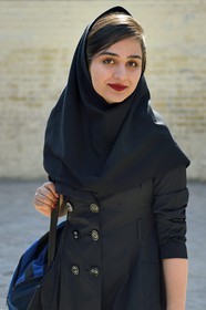 Iran, province d'Ispahan, Ispahan, jeune femme iranienne aux abords de la place naghsh-i jahan aussi connue sous le nom de place Imam Khomeiny