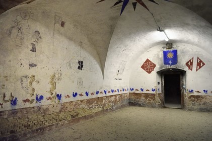 France, Haut-Rhin (68), Neuf-Brisach, Musée d'Art Urbain et de Street Art (MAUSA) hébergé dans une ancienne casemate de la citadelle de Vauban classée Patrimoine Mondial de l'UNESCO, les dessins, écritures et pochois de cette salle ont été réalisés en 1945 par des scouts venus se réfugier lors des bombardements