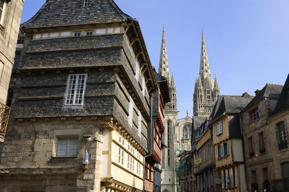 France, Finistère (29), Quimper, maisons médiévale rue Kéréon et la cathédrale Saint-Corentin