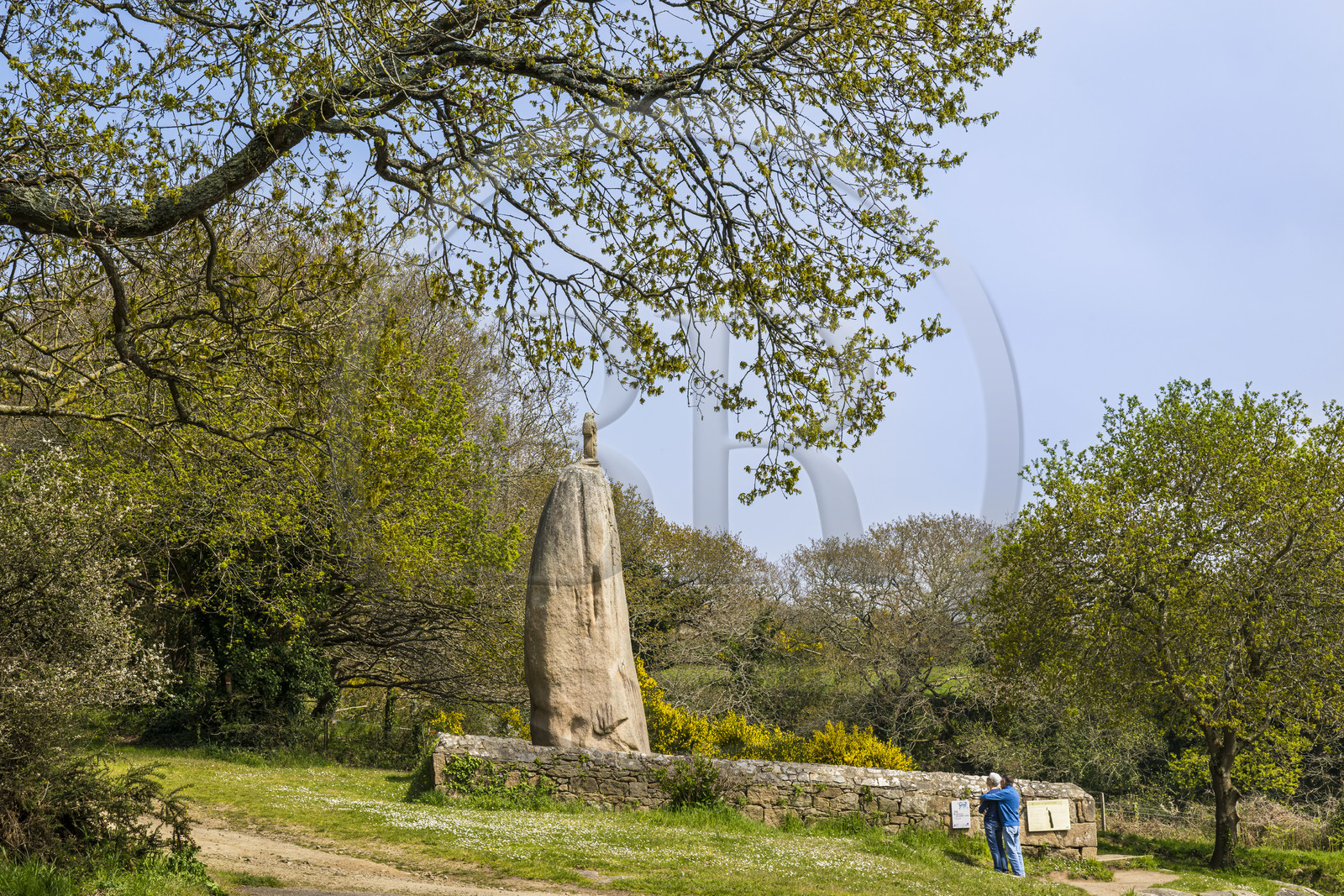 France, Côtes-d'Armor (22), Côte de Granit Rose, Pleumeur-Bodou, menhir de Saint-Uzec gravé lors de sa christianisation au XVIIe siècle