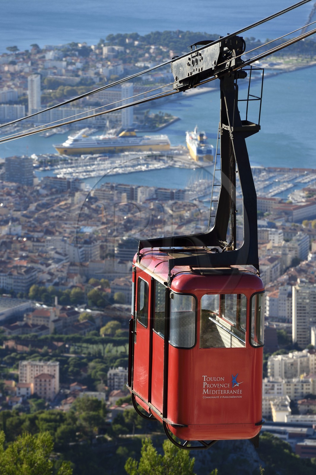 France, Var (83), Toulon, la rade, téléphérique depuis le Mont Faron et le port en arrière plan