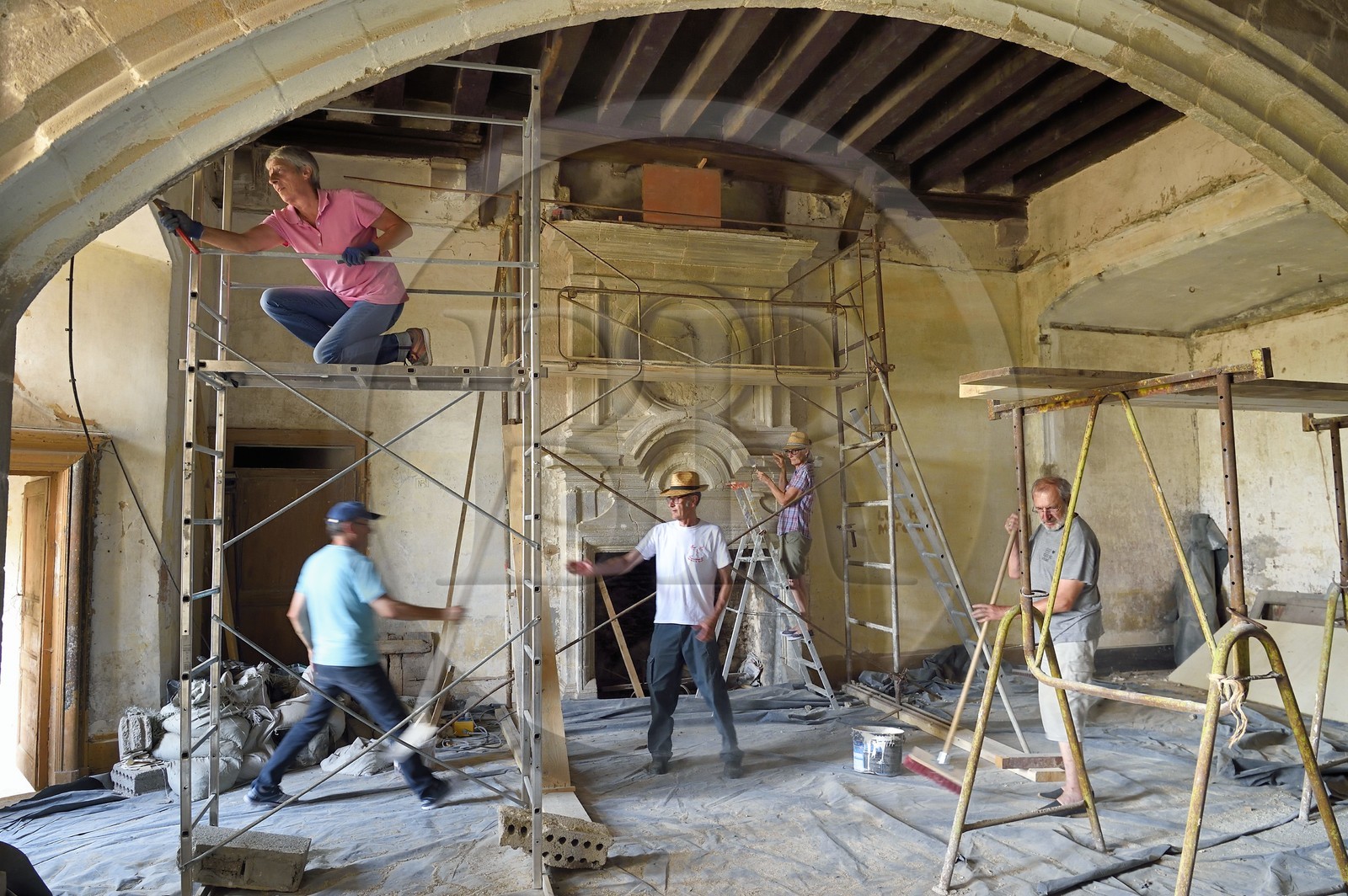 France, Allier (03), ancienne province du Bourbonnais, Besson, chateau de Fourchaud (XIVe siècle au XVIe siècle) appartenant aujourd'hui aux descendants des Bourbon-Parme, volontaires de l'association de sauvegarde du chateau en plein travaux de restauration