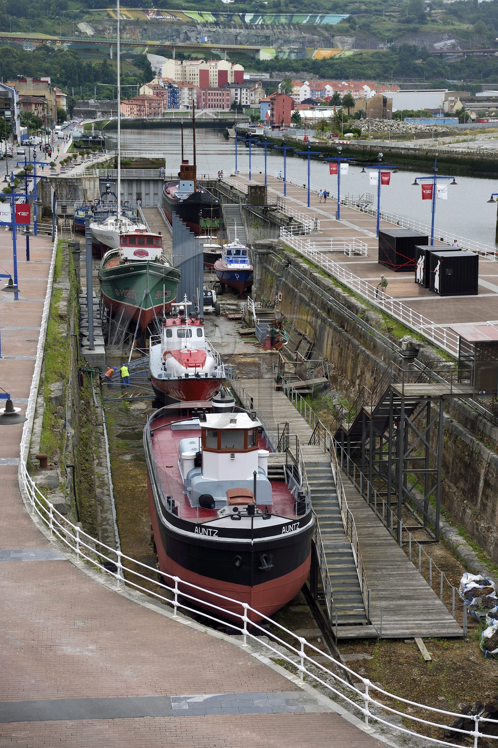 Espagne, Pays basque espagnol, Biscaye, Bilbao, Musée Maritime Ria de Bilbao, bateaux exposés dans l'ancienne zone des digues du Chantier Naval Euskalduna