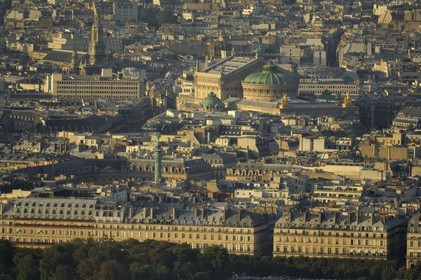 France, Paris (75), la rue de Rivoli, la colonne de la place Vendôme et l'Opera Garnier