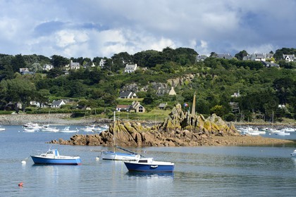 France, Finistère (29), Plougasnou, le port du Diben et l'îlot Roc'h an Trez Brazau centre de l'Anse du Diben