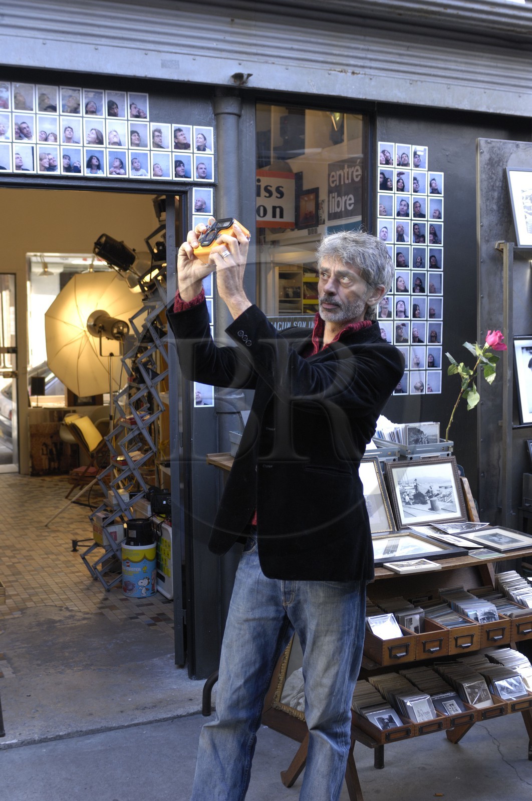 France, Paris (75), le marché des Enfants Rouges, Fabien Breuvat, createur de la boutique A chacun son image