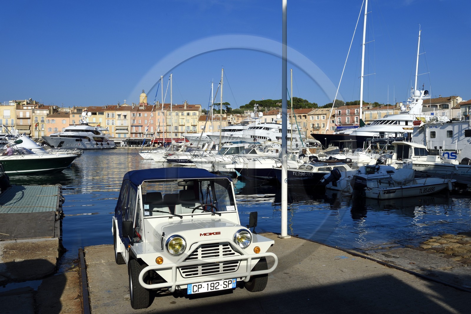France, Var (83), Saint-Tropez, voiture Mini-Moke sur le port