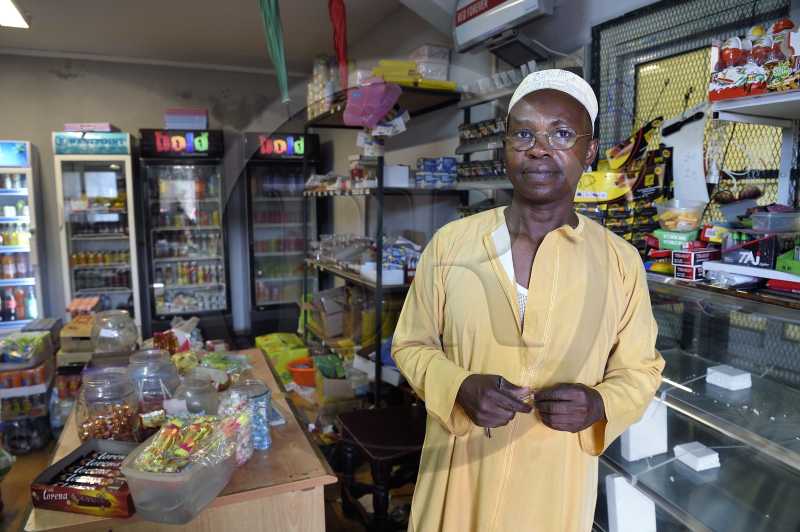 France, Ile de Mayotte, Grande-Terre, Tsingoni, une épicerie et son propriétaire