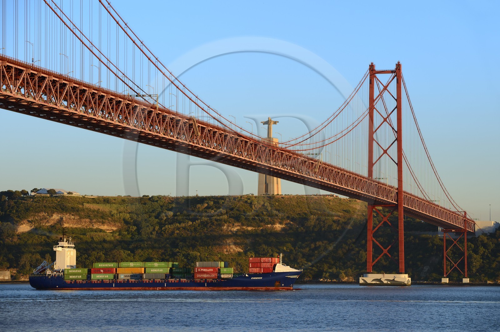 Portugal, Lisbonne, le pont du 25 de Abril sur le Tage et le  le Cristo Rei (Christ Roi)
