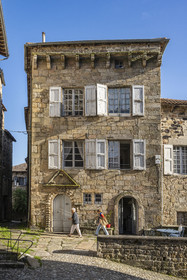 France, Haute-Loire (43), Pradelles, labellisé Les Plus Beaux Villages de France, village sur le chemin de Stevenson (GR 70), Hotel particulier de la famille Ribains de style  Renaissance espagnole