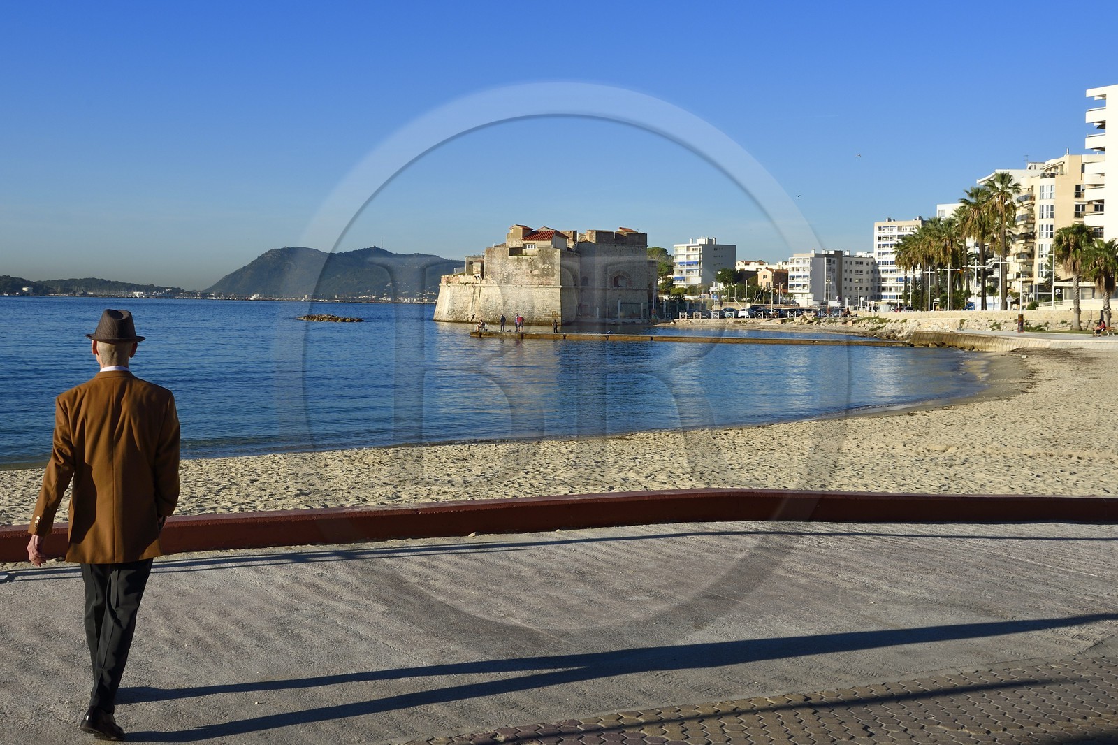 France, Var (83), Toulon, corniche, le Fort Saint-Louis et la plage du Mourillon