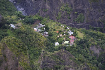 France, Ile de la Reunion, le cirque de Mafate, classé Patrimoine Mondial de l'UNESCO, petits villages isolés (Ilets) vers la Roche Plate accessibles seulement à pied ou par hélicoptère (vue aérienne)