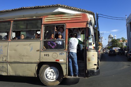 Nicaragua, Leon, bus dans la rue Ruben Dario dans le centre historique