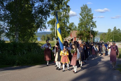 Suède, comté de Dalécarlie, région de Leksand, défilé en costume traditionnel pour les célébrations du solstice d'été dans le petit hameau de Hjulbäck