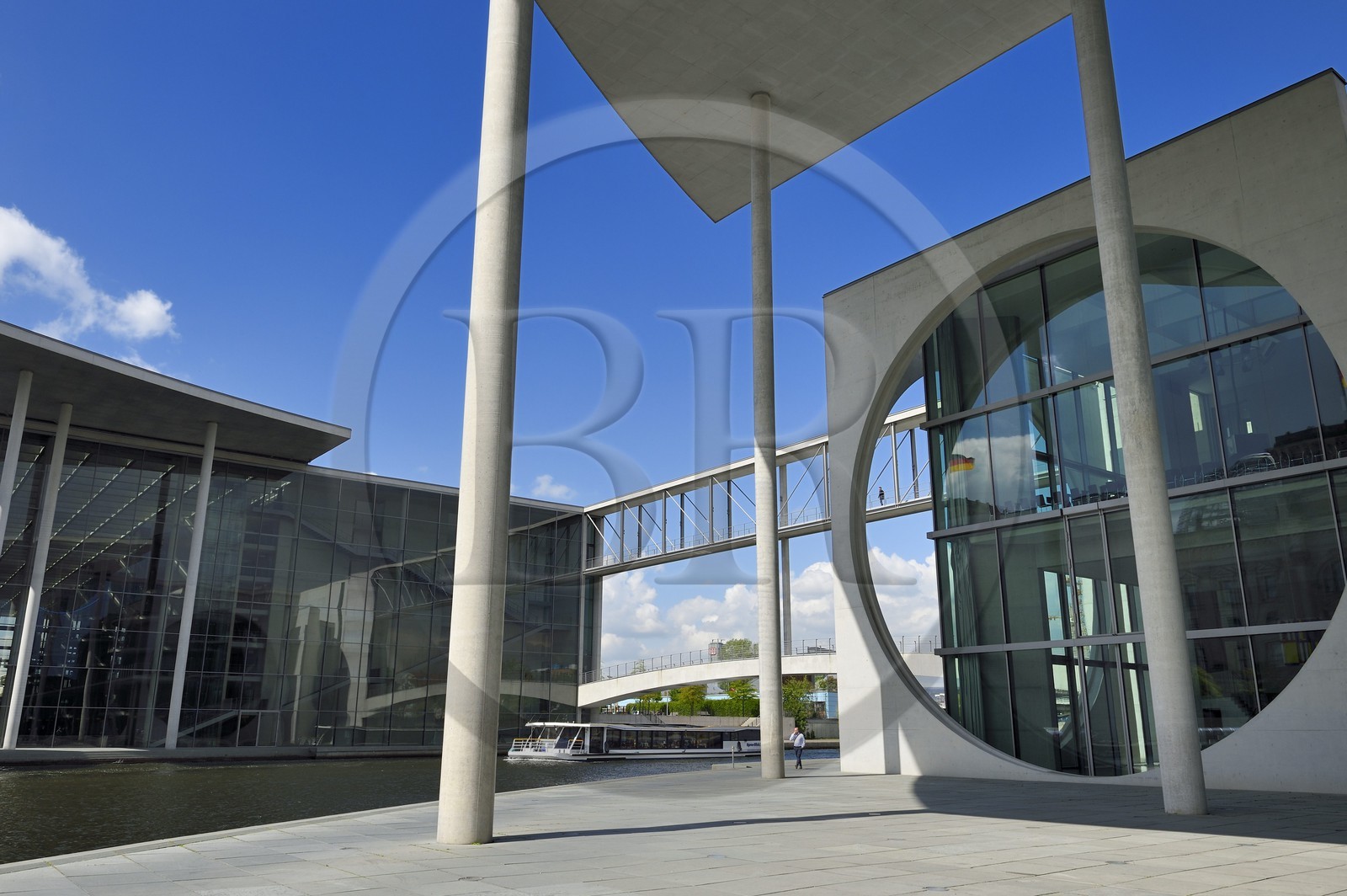 Allemagne, Berlin, Bundestag, le Paul-Lobe Haus à gauche et le Marie Elisabeth-Luders Haus à droite par l'architecte Stephan Braunfels sur les berges de la rivière Spree, batiments du nouveau complexe parlementaire