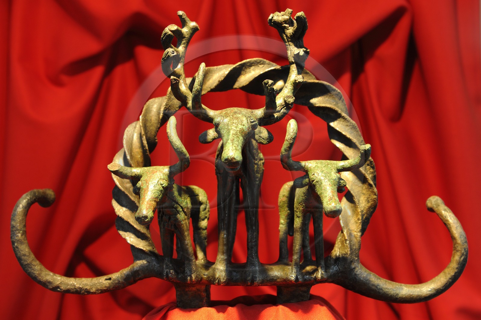 Turquie, Anatolie centrale, Ankara, le musée des Civilisations Anatoliennes, étendard en bronze d'Alaca Höyük décoré d'animaux; un cervidé entouré de bovidés vers 2300 av. JC