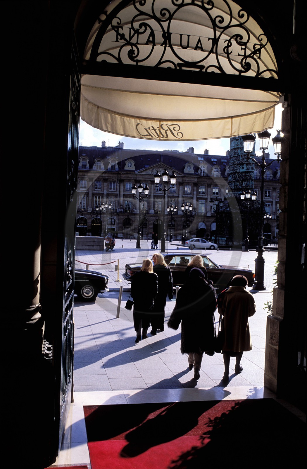 France, Paris (75), clients sortant de l' hôtel Ritz place Vendôme 1er arrondissement