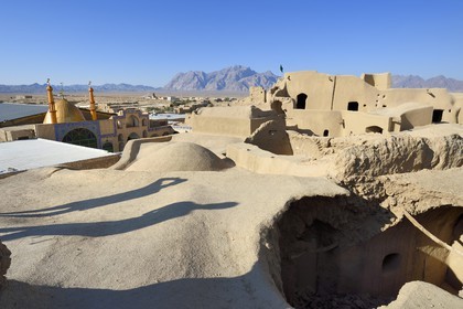 Iran, Isfahan province, Dasht-e Kavir desert, Khur and Biabanak County, Bayazeh, the former castle that could house the townspeople in case of attack in its 700 rooms, the mosque and the desert in the background