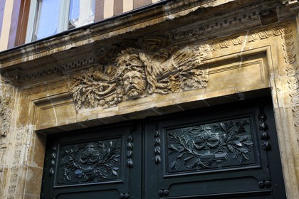 France, Seine-Maritime (76), Rouen, sculpture sur le linteau du n°30 rue Damiette