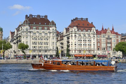 Suède, Stockholm, quartier d'Östermalm, la prestigieuse avenue Strandvägen longe les quais