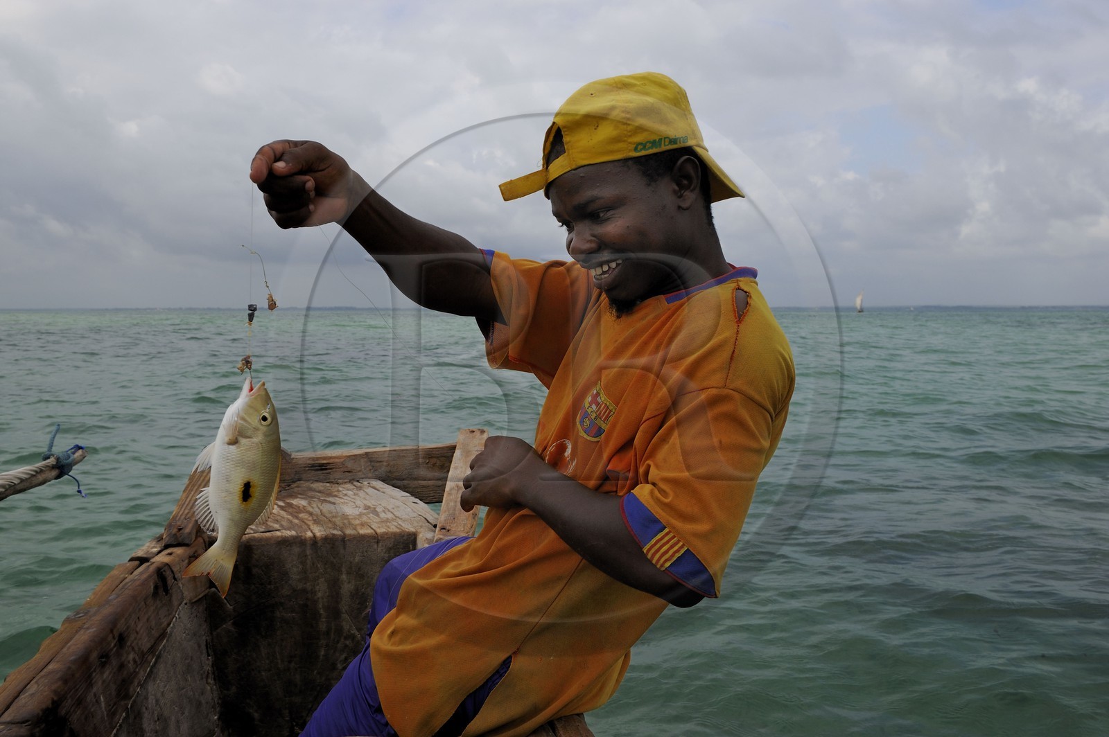 Tanzanie, archipel de Zanzibar, île de Unguja (Zanzibar), côte est, baie de Chwaka vers Michamvi, pêche à la ligne sur un dhow (boutre traditionnel)