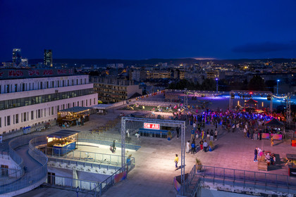 France, Bouches-du-Rhône (13), Marseille, La Friche de la Belle de Mai,  le toit terrasse accueille des concerts les week-ends en été