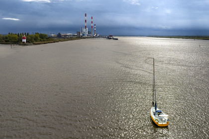 France, Loire-Atlantique (44), Cordemais, collection d'art contemporain à ciel ouvert Estuaire, la Villa Cheminée réalisé par l'artiste japonais Tatzu Nishi sur les rives de la Loire, voilier remontant la Loire depuis l'estuaire et la centrale électrique thermique de Cordemais en arrière plan (vue aérienne)