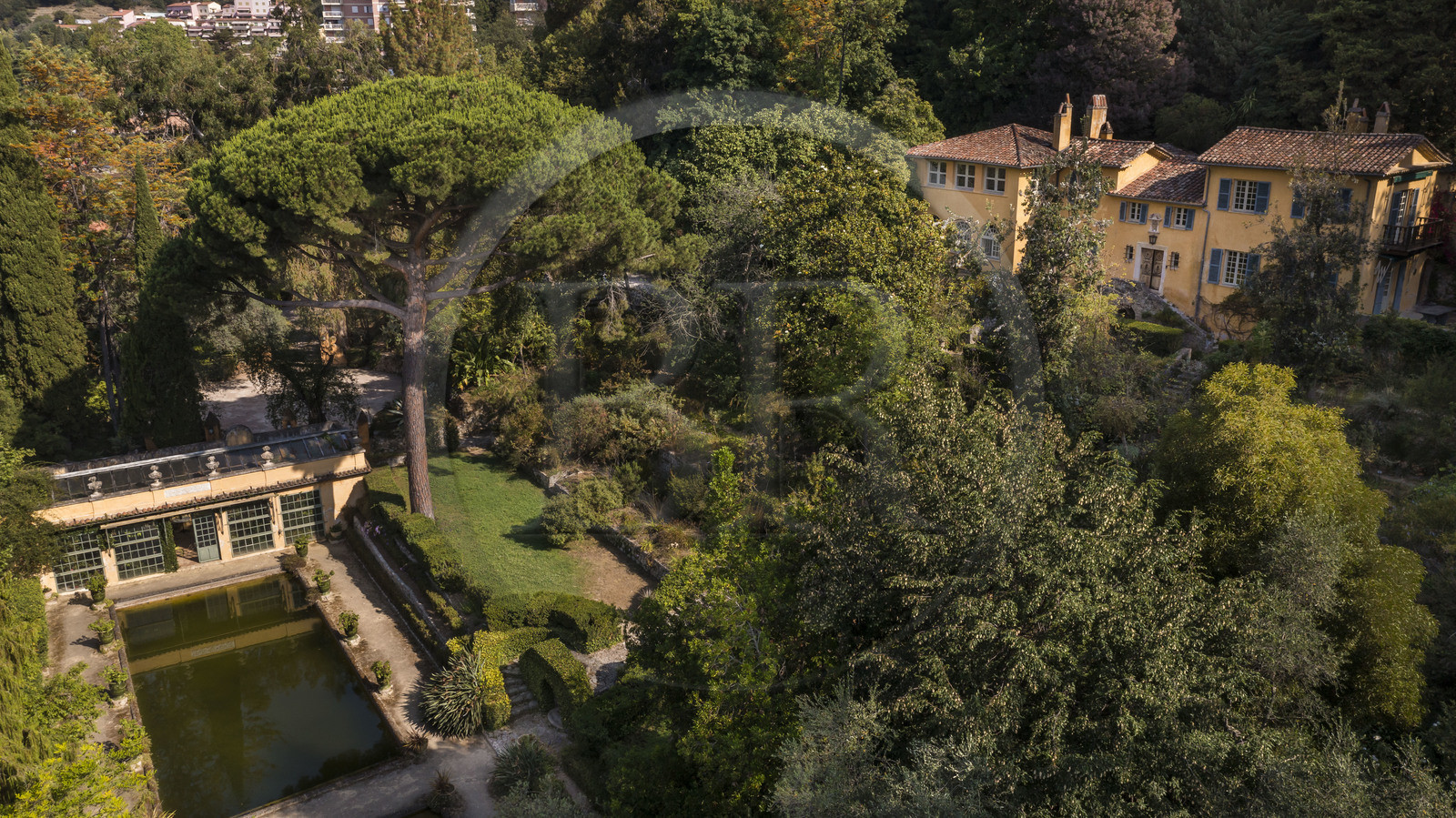 France, Alpes-Maritimes (06), Menton, le jardin Serre de la Madone, le jardin d'eau et la serre dominés par la villa du major Lawrence Johnston (vue aérienne) France, Alpes-Maritimes, Menton, the garden Serre de la Madone, the water garden and greenhouse overlooked by Major Lawrence Johnston's villa (aerial view)