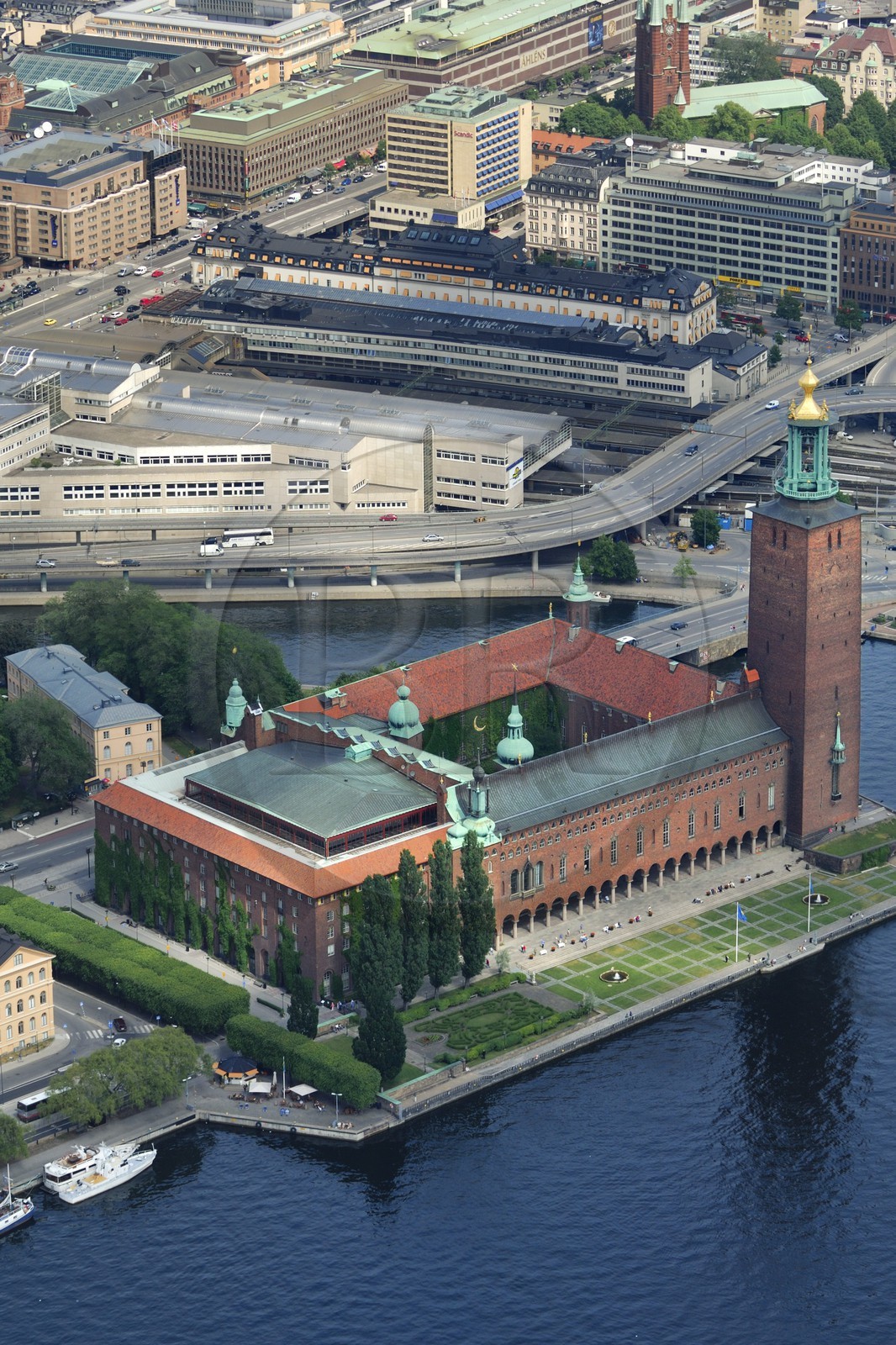 Suède, Stockholm, , île de Kungsholmen, l'hôtel de ville de Stockholm, également nommé Stadshuset, construit par l'architecte Ragnar Ostberg (vue aérienne)