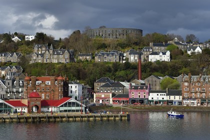Royaume-Uni, Ecosse, Highland, Argyll and Bute, Oban, le port et la distillerie de whisky