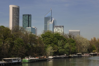France, Hauts-de-Seine (92), Suresnes, les berges de la Seine et les tours de la Défense