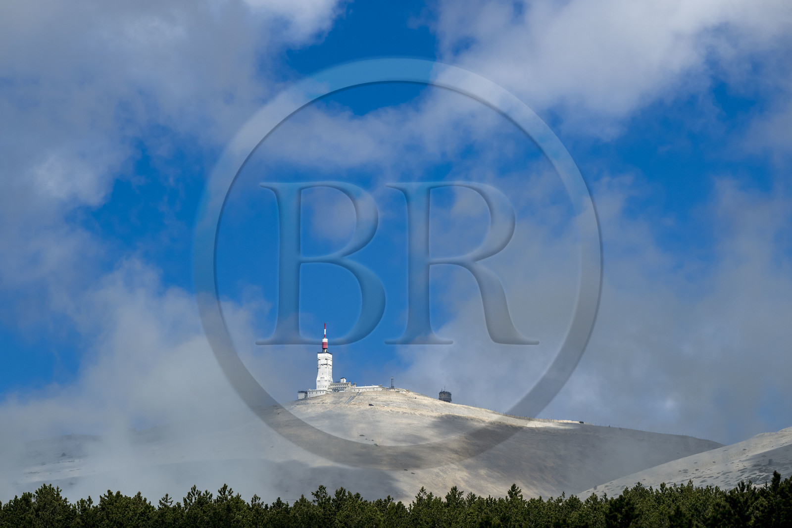 France, Vaucluse (84), Parc Naturel Régional du Mont Ventoux, Bedoin, la station météo au sommet du Mont Ventoux (1910m) et le versant sud de la montagne