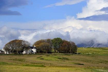 Royaume-Uni, Ecosse, Hébrides intérieures, Ile de Islay, maison en bordure du Loch Finlaggan et les montagnes de l'île de Jura en arrière plan