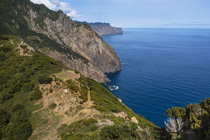 Portugal, Ile de Madère, randonnée de Machico à Porto da Cruz par le Vereda do Larano, au col de Boca do Risco (vue aérienne)
