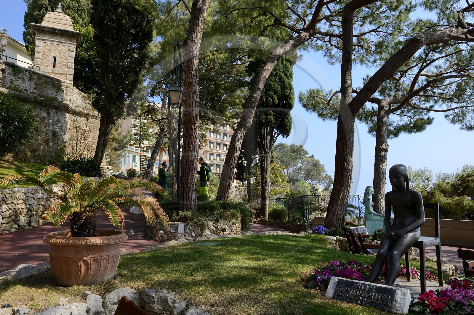 Principauté de Monaco, Monaco, le jardin Sainte Barbe sur le Rocher, scultpure Fille Sur Une Chaise de Keld Moseholm Jorgensen (1981)