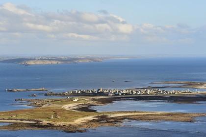France, Finistère (29), Mer d'Iroise, parc naturel régional d'Armorique, Ile de Sein, labellisé Les Plus Beaux Villages de France  et la Pointe du Raz en arrière plan (vue aérienne)