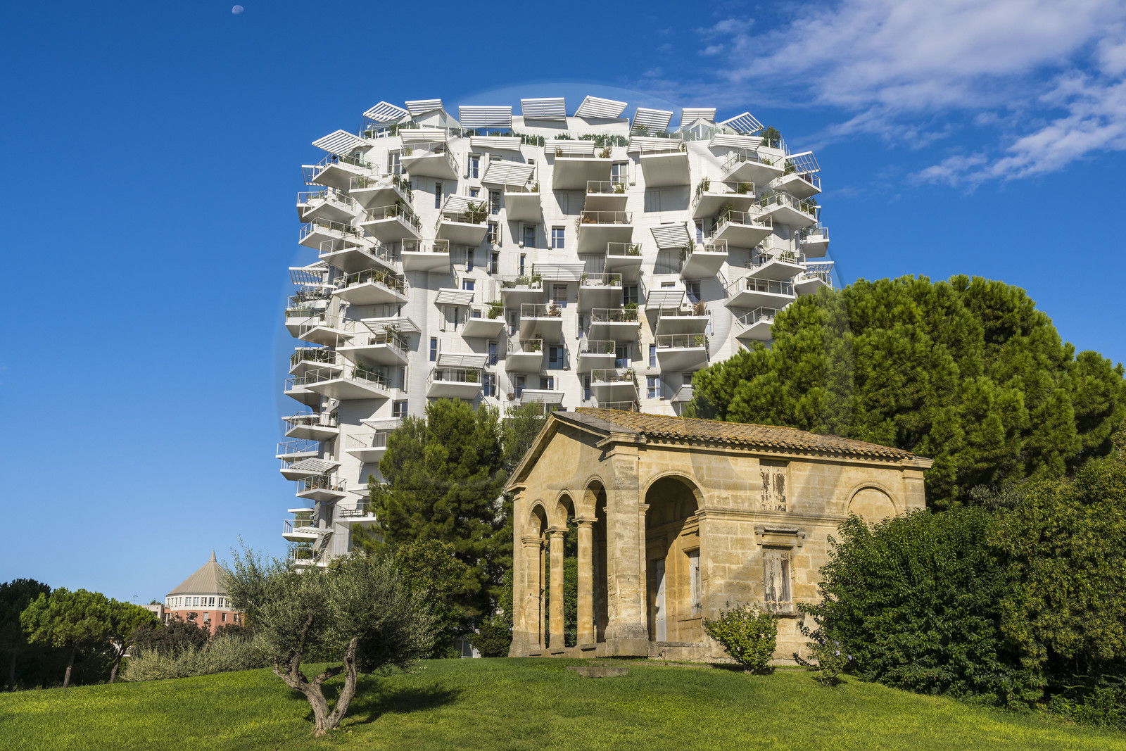 France, Hérault (34), Montpellier, quartier Richter, les rives du Lez, l'immeuble L'Arbre Blanc, réalisé par l'architecte japonais Sou Foujimoto avec les architectes français Nicolas Laisné et Manal Rachdi, le bureau d'Octroi de Richter au premier plan