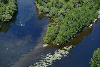 France, Dordogne (24), Périgord Noir, vallée de la Dordogne, Beynac-et-Cazenac, kayak sur la rivière Dordogne (vue aérienne)