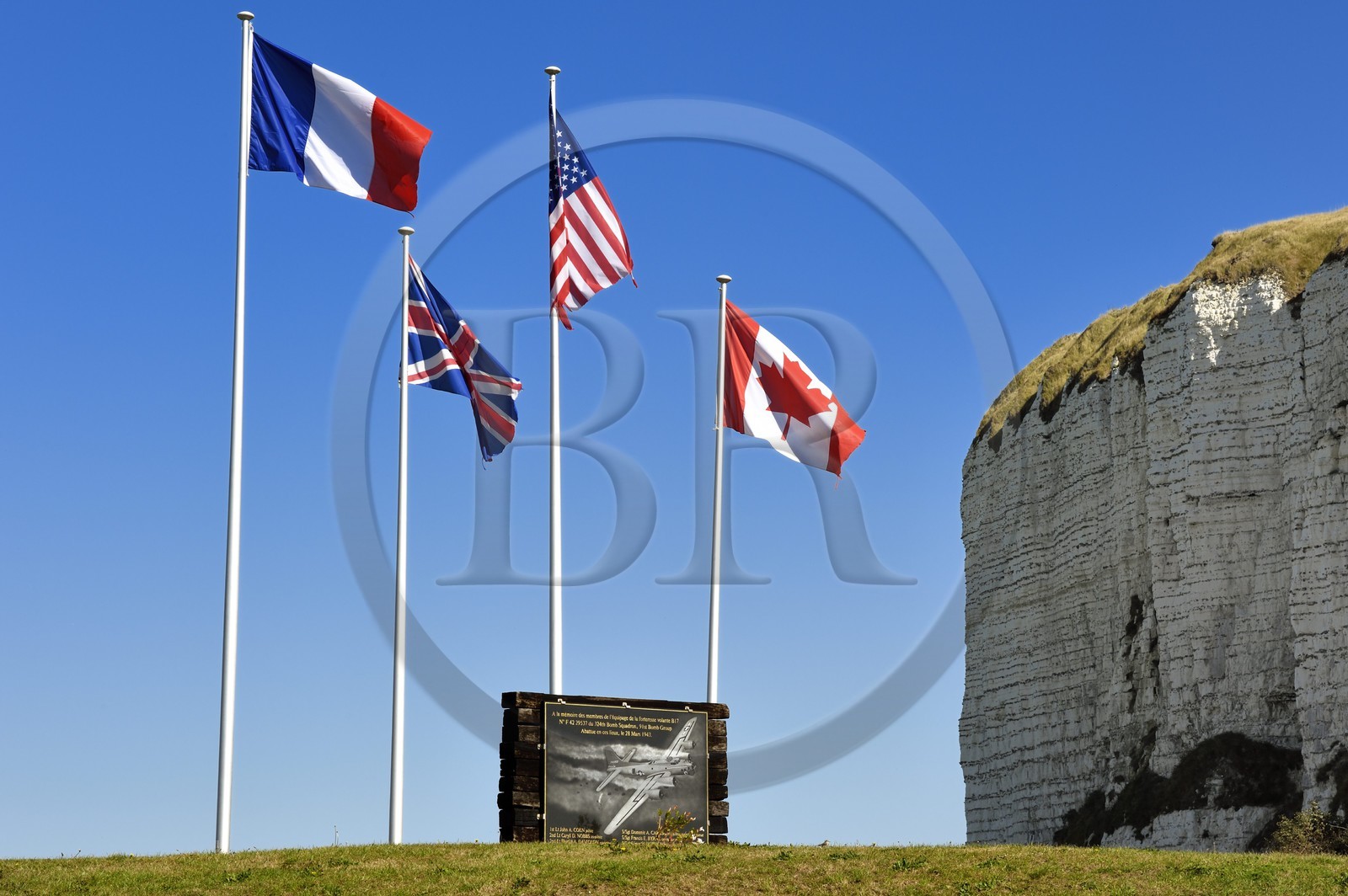 France, Seine-Maritime (76), Côte d'Albatre, Pays de Caux, Veulettes-sur-Mer, stèle commémorative du bombardier B17 abattu pendant la seconde guerre mondiale