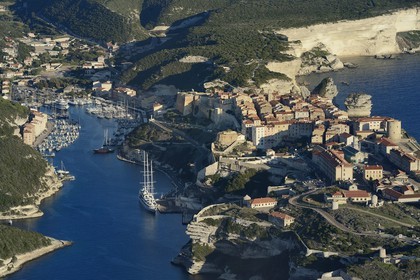 France, Corse-du-Sud (2A), Bonifacio, les falaises calcaires, la citadelle et la vieille ville (vue aérienne)