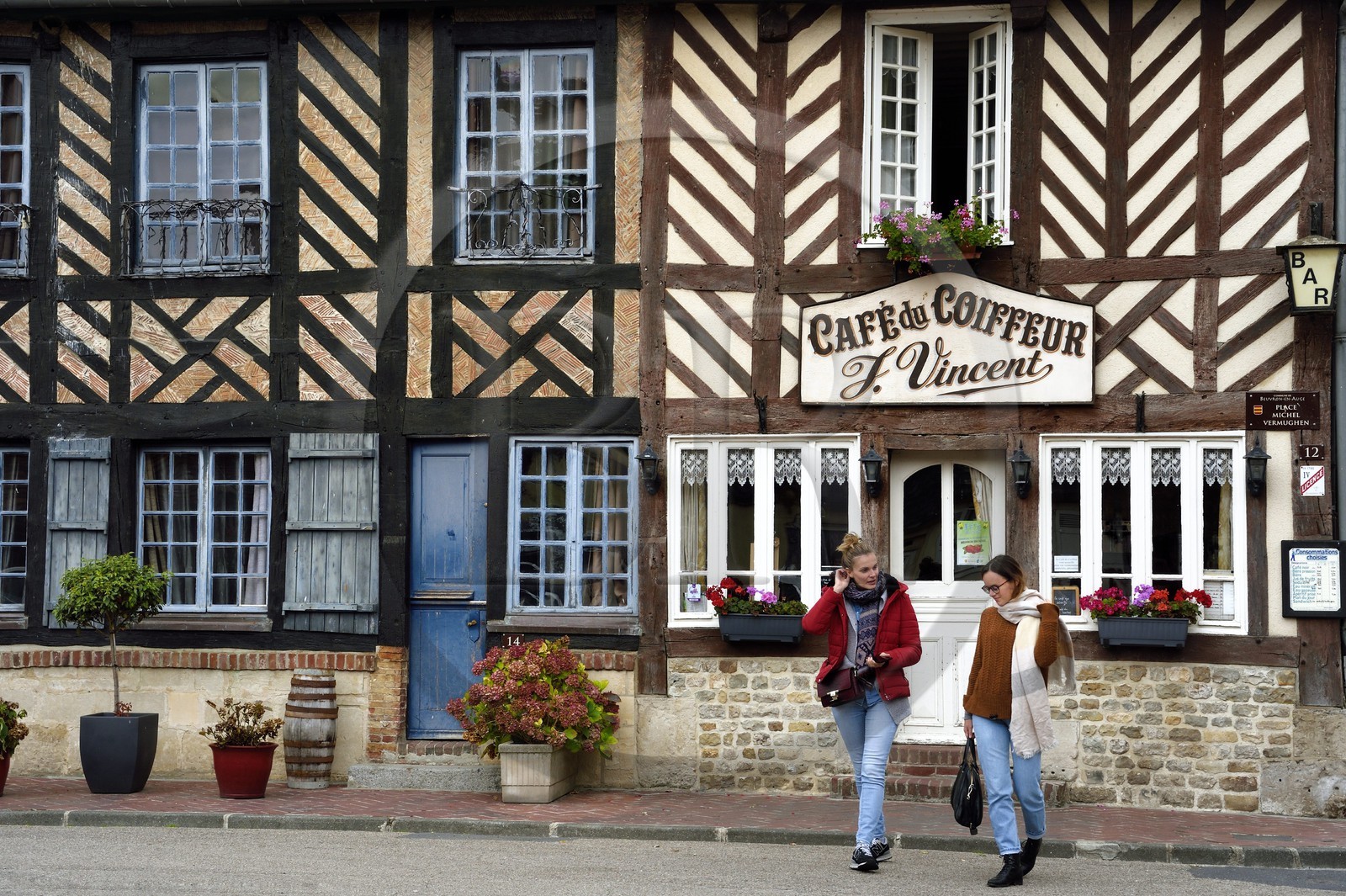 France, Calvados (14), Pays d' Auge, Beuvron-en-Auge, labellisé Les Plus Beaux Villages de France, Café du Coiffeur