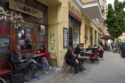 Allemagne, Berlin, Berlin-Mitte, terrasse de Café dans la Rochstrasse