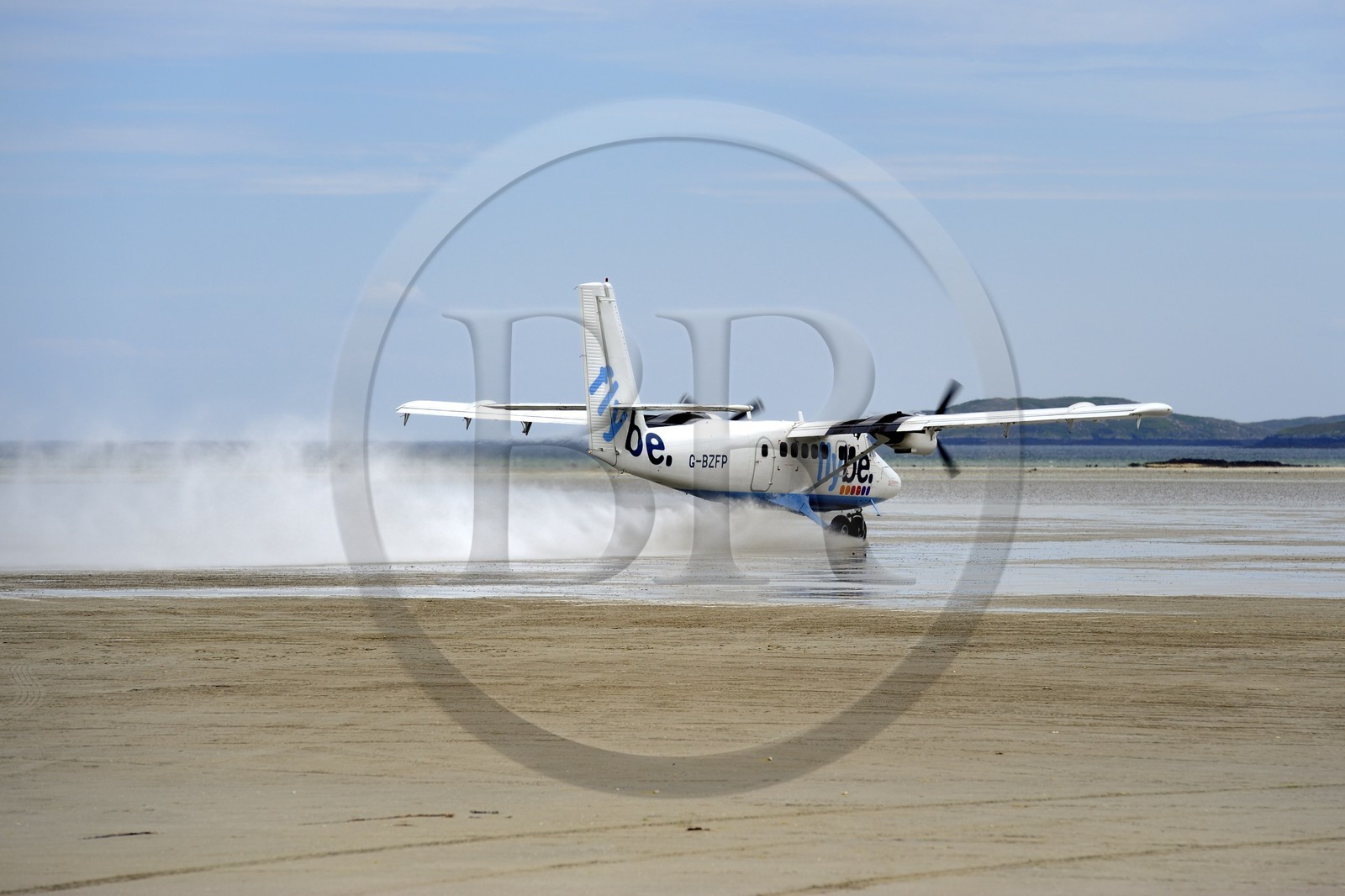 Royaume-Uni, Ecosse, Hébrides extérieures, Ile de Barra, Twin Otter décollant de l'aéroport de Barra, la piste est la plage à marée basse