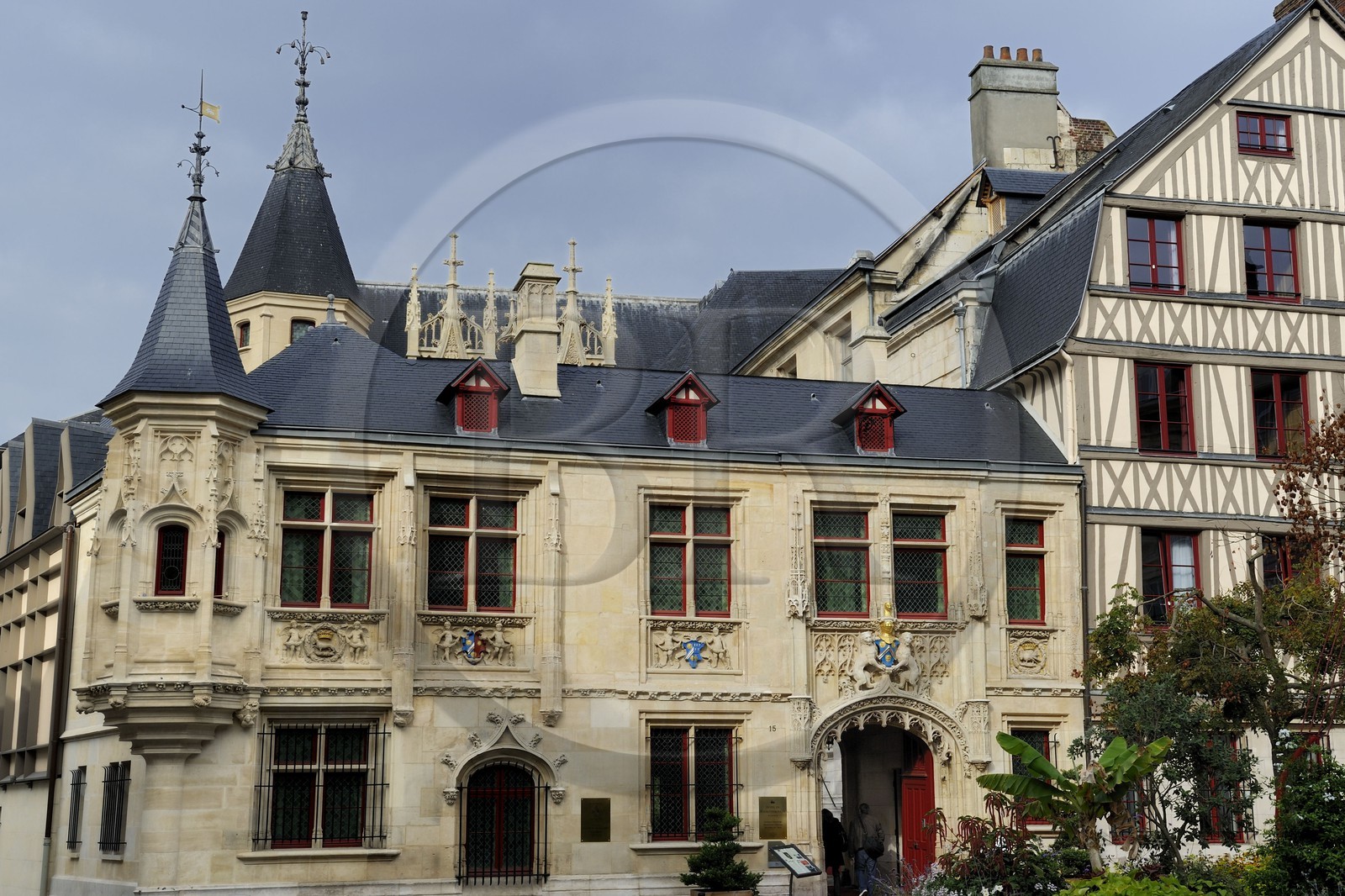France, Seine-Maritime (76), Rouen, place de la Pucelle, Hôtel de Bourgtheroulde a été bati dans la première moitié du XVIe siècle par Guillaume Le Roux et présente les influences conjointes du gothique flamboyant et de la Renaissance