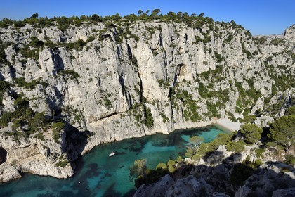 France, Bouches-du-Rhône (13), Marseille, Parc national des Calanques, Calanque d'En-Vau et sa plage (demande d'autorisation nécessaire avant publication)