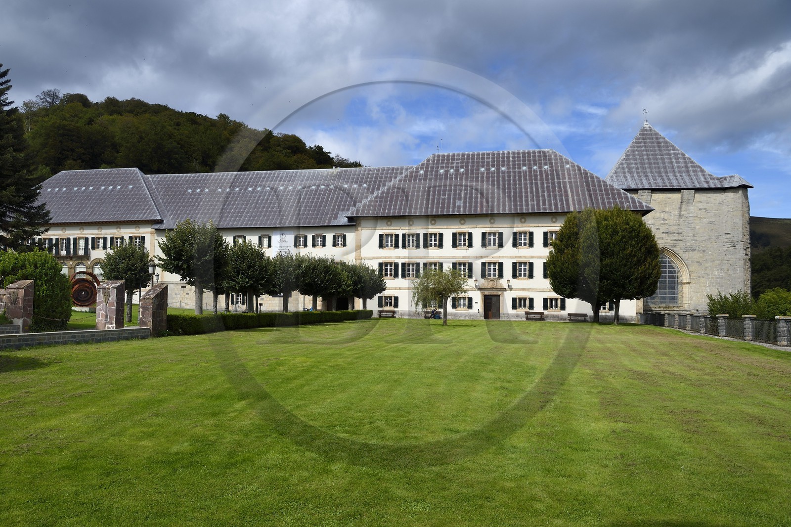 Espagne, Pays-Basque, Navarre, Roncevaux, étape du chemin de Saint-Jacques de Compostelle, Collégiale royale de Roncevaux