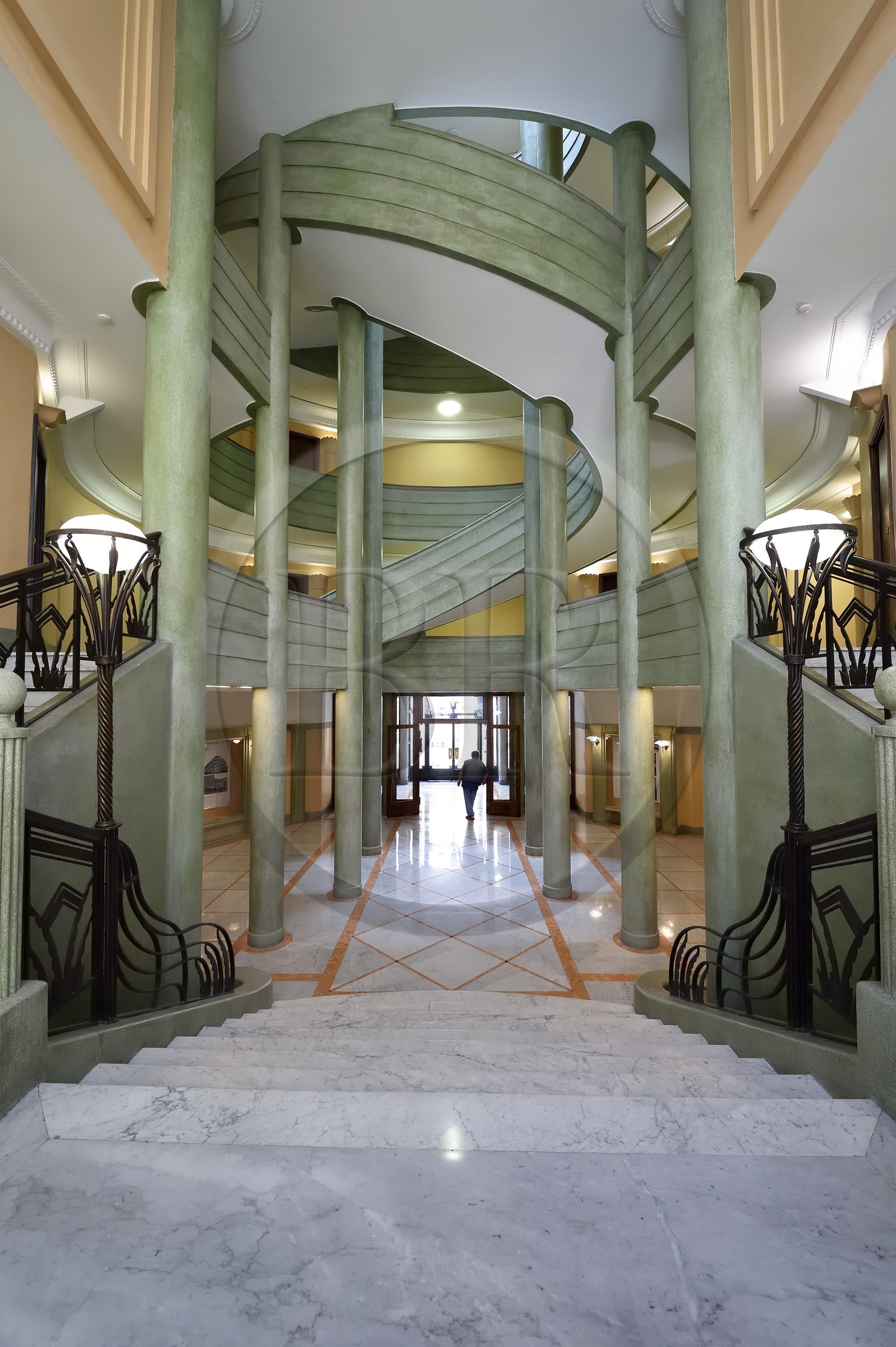 France, Alpes-Maritimes (06), Nice, quartier des Baumettes, l'immeuble Art déco Le Gloria Mansions, le grand hall d'entrée, monumental escalier central à cage elliptique