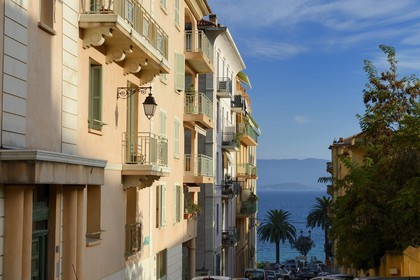 France, Corse-du-Sud (2A), Ajaccio, quartier dit des étrangers, la rue Prosper Mérimée donnant sur la mer
